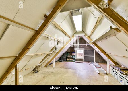 Vue intérieure d'une cabine moderne à structure En A, avec poutres apparentes et décor minimaliste. L'espace est bien éclairé, créant une atmosphère accueillante. Banque D'Images