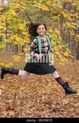 Connaissance et éducation. Enseignement scolaire. Vie étudiante. Retour à l'école. La fille d'automne a un sac d'école. L'éducation à l'adolescence. Adolescente en automne Banque D'Images