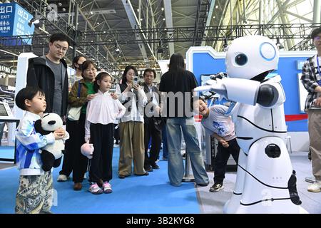 Un robot danse sur la foire. Hefei, China.26th avril 2025. La 3e Foire de transformation des réalisations scientifiques et technologiques en Chine (Anhui) débute à Hefei, capitale de la province d’Anhui, dans l’est de la Chine, le 26 avril 2025. Crédit : Han Suyuan/China News Service/Alamy Live News Banque D'Images