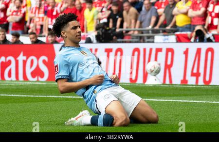 Londres, Royaume-Uni. 27 avril 2025. Rico Lewis de Manchester City célèbre après avoir marqué le 1er but de son équipe. La demi-finale de la FA Cup Emirates, Nottingham Forest v Manchester City au stade de Wembley à Londres le dimanche 27 avril 2025. Usage éditorial exclusif. photo by Sandra MailerAndrew Orchard Sports Photography/Alamy Live News crédit : Andrew Orchard Sports Photography/Alamy Live News Banque D'Images