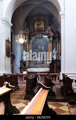 Vienne, Autriche. Église paroissiale de nouveaux Joseph, église des Carmélites à Karmeliterplatz, retable Marie montre le Christ enfant à nouveau Albert, statues 1690-1710, gauche Saint Angelus, droite Saint Brokard, petite image Marie avec Jésus Banque D'Images
