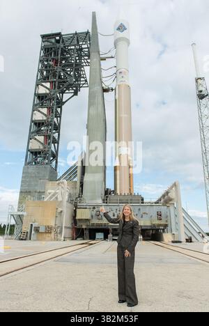 3 décembre 2015 - Cape Canaveral, Floride, États-Unis - Dava Newman, administrateur adjoint de la NASA, donne un coup de pouce devant la fusée Atlas V de l'United Launch Alliance avec le vaisseau Cygnus d'Orbital ATK à bord du complexe spatial de lancement de la Station aérienne de Cape Canaveral 41 jeudi 3 décembre 2015 en Floride. Le lancement de la fusée Atlas V est prévu pour 17h55 Dec. 3rd. (Crédit image : © Aubrey Gemignani/NASA/ZUMAPRESS.com) Banque D'Images