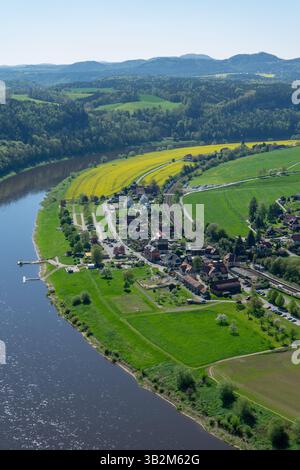 vue aérienne du village rural rathen dans les montagnes de grès de l'elbe en allemagne de l'est avec la rivière elbe verticale Banque D'Images