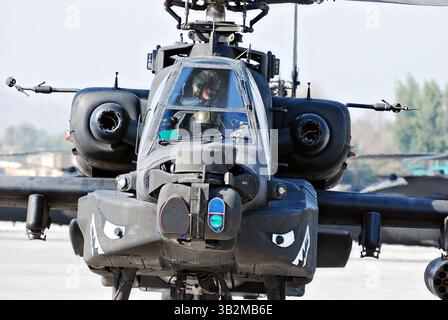 11 octobre 2013 - FOB Fenty, Afghanistan - Un hélicoptère d'attaque AH-64 Apache de l'armée américaine descend la ligne de vol après son retour d'une mission le 11 octobre 2013 à Jalalabad, Afghanistan. (Crédit image : © Capt. Peter Smedberg/Planet Pix via ZUMA Wire) Banque D'Images