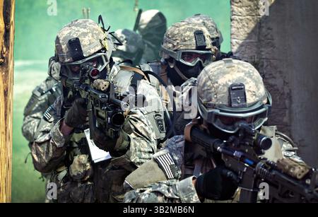26 septembre 2013 - Fort Bragg, Caroline du Nord, États-Unis d'Amérique - les parachutistes de l'armée américaine affectés au 1er Bataillon, 508th Parachute Infantry Regiment, 82nd Airborne Division se préparent à entrer dans un bâtiment alors qu'ils mènent une formation au combat rapproché lors d'une mission d'assaut aérien le 26 septembre 2013 à Fort Bragg, NC. (Crédit image : © Sgt Juan F. Jimenez/Planet Pix via ZUMA Wire) Banque D'Images