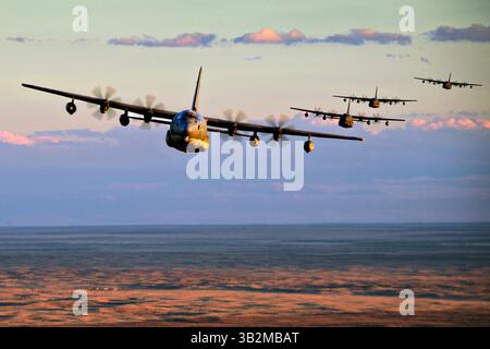 9 décembre 2013 - Clovis, N. M, États-Unis d'Amérique - cinq avions de transport d'opérations spéciales MC-130J Commando de l'US Air Force mènent une formation à basse altitude le 5 novembre 2013 au-dessus de Clovis, N.M. (image de crédit : © Staff Sgt. Matthew Plew/Planet Pix via ZUMA Wire) Banque D'Images