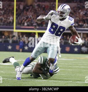 19 décembre 2015 - Arlington, TX, États-Unis - le récepteur large des Dallas Cowboys Dez Bryant (88) court pour un touchdown de deuxième quart-temps hors de la portée du cornerback des jets de New York Darrelle Revis (24) au AT&T Stadium d'Arlington, Texas, le samedi 19 décembre 2015. (Crédit image : © Ian McVea/TNS via ZUMA Wire) Banque D'Images