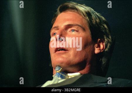 26 août 1996 - Chicago, Illinois, États-Unis d'Amérique - Christopher Reeve, acteur, quadriplégique, militant pour les droits des personnes handicapées et vedette des films ''Superman'' qui a été paralysé dans un accident d'équitation en 1995 s'adresse à la Convention nationale démocrate au United Center à Chicago, Illinois le 26 août 1996. Dans ses remarques, Reeve a souligné la nécessité d'un financement plus important pour la recherche sur les lésions de la moelle épinière..crédit : Ron Sachs / CNP (crédit image : © Ron Sachs / CNP via ZUMA Wire) Banque D'Images