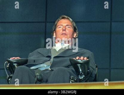26 août 1996 - Chicago, Illinois, États-Unis d'Amérique - Christopher Reeve, acteur, quadriplégique, militant pour les droits des personnes handicapées et vedette des films ''Superman'' qui a été paralysé dans un accident d'équitation en 1995 s'adresse à la Convention nationale démocrate au United Center à Chicago, Illinois le 26 août 1996. Dans ses remarques, Reeve a souligné la nécessité d'un financement plus important pour la recherche sur les lésions de la moelle épinière..crédit : Ron Sachs / CNP (crédit image : © Ron Sachs / CNP via ZUMA Wire) Banque D'Images