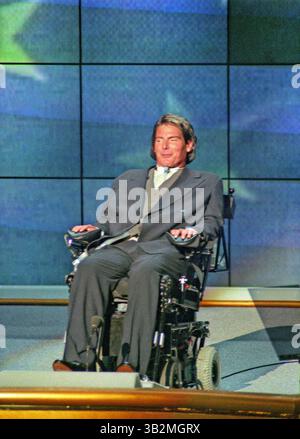 26 août 1996 - Chicago, Illinois, États-Unis d'Amérique - Christopher Reeve, acteur, quadriplégique, militant pour les droits des personnes handicapées et vedette des films ''Superman'' qui a été paralysé dans un accident d'équitation en 1995 s'adresse à la Convention nationale démocrate au United Center à Chicago, Illinois le 26 août 1996. Dans ses remarques, Reeve a souligné la nécessité d'un financement plus important pour la recherche sur les lésions de la moelle épinière..crédit : Ron Sachs / CNP (crédit image : © Ron Sachs / CNP via ZUMA Wire) Banque D'Images