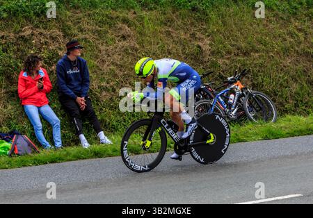 Louverne, France - 30 juin 2021 : le cycliste néerlandais Boy van Poppel, de l'équipe Intermarché - Wanty - Gobert matériaux roule sous la pluie pendant l'étape Banque D'Images