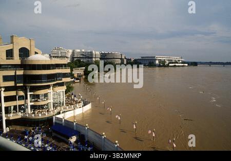 29 août 2015 - Washington, District of Columbia, États-Unis d'Amérique - Washington, DC. 9-9-1996. Le fleuve Potomac au stade d'inondation au port de Washington. Ce sont les conséquences des précipitations de l'ouragan Fran. La veille de la jauge d'inondation à Harpers Ferry W. La va a été mesurée à plus de 29,80 pieds. . Les murs d'inondation du condo du port de Washington ont été élevés. . Crédit : Mark Reinstein (crédit image : © Mark Reinstein via ZUMA Wire) Banque D'Images