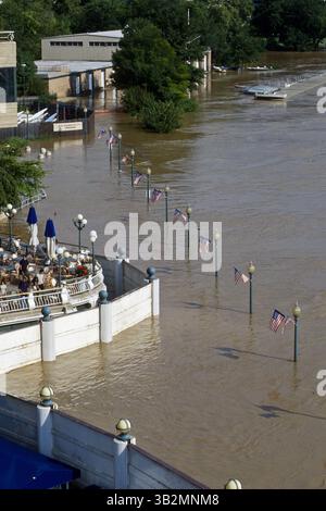 29 août 2015 - Washington, District of Columbia, États-Unis d'Amérique - Washington, DC. 9-9-1996. Le fleuve Potomac au stade d'inondation au port de Washington. Ce sont les conséquences des précipitations de l'ouragan Fran. La veille de la jauge d'inondation à Harpers Ferry W. La va a été mesurée à plus de 29,80 pieds. . Les murs d'inondation du condo du port de Washington ont été élevés. . Crédit : Mark Reinstein (crédit image : © Mark Reinstein via ZUMA Wire) Banque D'Images