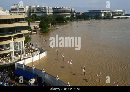 29 août 2015 - Washington, District of Columbia, États-Unis d'Amérique - Washington, DC. 9-9-1996. Le fleuve Potomac au stade d'inondation au port de Washington. Ce sont les conséquences des précipitations de l'ouragan Fran. La veille de la jauge d'inondation à Harpers Ferry W. La va a été mesurée à plus de 29,80 pieds. . Les murs d'inondation du condo du port de Washington ont été élevés. . Crédit : Mark Reinstein (crédit image : © Mark Reinstein via ZUMA Wire) Banque D'Images