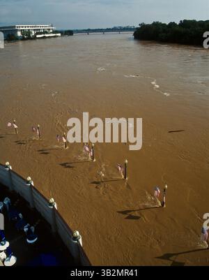 29 août 2015 - Washington, District of Columbia, États-Unis d'Amérique - Washington, DC. 9-9-1996. Le fleuve Potomac au stade d'inondation au port de Washington. Ce sont les conséquences des précipitations de l'ouragan Fran. La veille de la jauge d'inondation à Harpers Ferry W. La va a été mesurée à plus de 29,80 pieds. . Les murs d'inondation du condo du port de Washington ont été élevés. Le Kennedy Center peut être vu dans le coin supérieur gauche. . Crédit : Mark Reinstein (crédit image : © Mark Reinstein via ZUMA Wire) Banque D'Images
