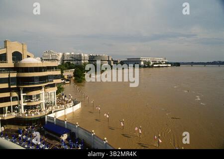 29 août 2015 - Washington, District of Columbia, États-Unis d'Amérique - Washington, DC. 9-9-1996. Le fleuve Potomac au stade d'inondation au port de Washington. Ce sont les conséquences des précipitations de l'ouragan Fran. La veille de la jauge d'inondation à Harpers Ferry W. La va a été mesurée à plus de 29,80 pieds. . Crédit : Mark Reinstein (crédit image : © Mark Reinstein via ZUMA Wire) Banque D'Images