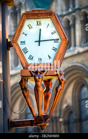Conception étonnante d'une horloge en laiton sur le mur Banque D'Images