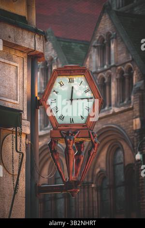 Conception étonnante d'une horloge en laiton sur le mur Banque D'Images