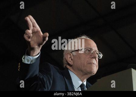 3 mars 2016 - Lawrence, Kansas, U. S - candidat démocrate à la présidence le sénateur du Vermont BERNIE SANDERS fait des gestes alors qu'il s'adresse à une foule de plus de quatre mille personnes lors d'un rassemblement. (Crédit image : © Mark Reinstein via ZUMA Wire) Banque D'Images