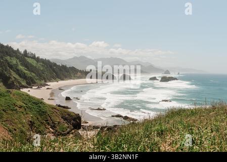 Vue panoramique sur la côte rocheuse de l'Oregon depuis Ecola State Park Banque D'Images
