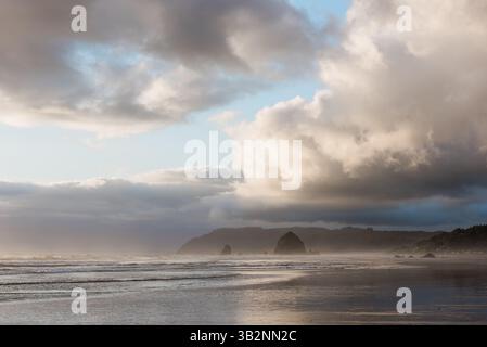 Scène côtière tranquille à Cannon Beach au coucher du soleil Banque D'Images
