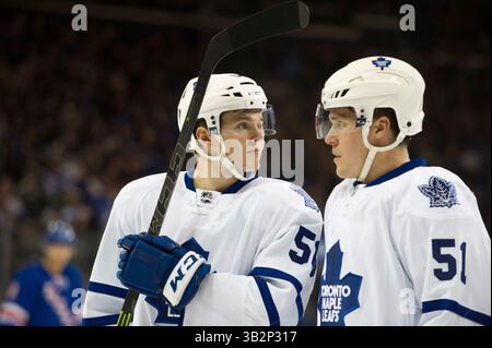 15 novembre 2015 : le centre des Maple Leafs de Toronto Byron Froese (56) et le défenseur des Maple Leafs de Toronto Jake Gardiner (51) se regardent pendant le match entre les Rangers de New York et les Maple Leafs de Toronto au Madison Square Garden à Manhattan, New York . Crédit obligatoire : Kostas Lymperopoulos/CSM (crédit image : © Kostas Lymperopoulos/CSM via ZUMA Wire) Banque D'Images