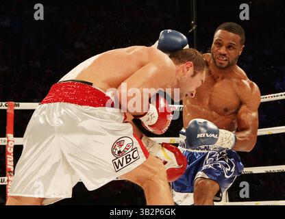 Jean Pascal (29-2-1, 17 Ko) a battu l’ancien champion IBF Super Middleweight Lucian Bute (31-2, 24 Ko) par une décision unanime de 12 tours samedi soir au Centre Bell de Montréal, Canada - 18 janvier 2014 Banque D'Images