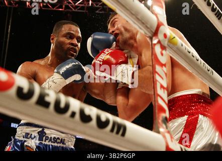Jean Pascal (29-2-1, 17 Ko) a battu l’ancien champion IBF Super Middleweight Lucian Bute (31-2, 24 Ko) par une décision unanime de 12 tours samedi soir au Centre Bell de Montréal, Canada - 18 janvier 2014 Banque D'Images