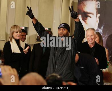 Jean Pascal (29-2-1, 17 Ko) a battu l’ancien champion IBF Super Middleweight Lucian Bute (31-2, 24 Ko) par une décision unanime de 12 tours samedi soir au Centre Bell de Montréal, Canada - 18 janvier 2014 Banque D'Images