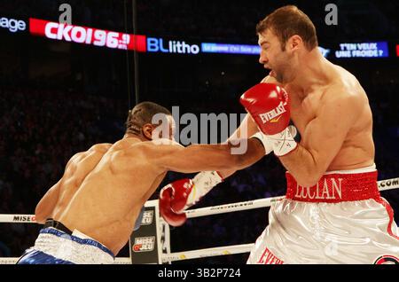 Jean Pascal (29-2-1, 17 Ko) a battu l’ancien champion IBF Super Middleweight Lucian Bute (31-2, 24 Ko) par une décision unanime de 12 tours samedi soir au Centre Bell de Montréal, Canada - 18 janvier 2014 Banque D'Images