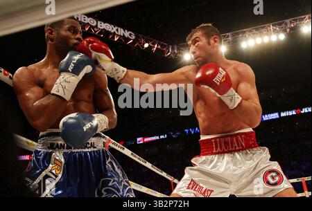 Jean Pascal (29-2-1, 17 Ko) a battu l’ancien champion IBF Super Middleweight Lucian Bute (31-2, 24 Ko) par une décision unanime de 12 tours samedi soir au Centre Bell de Montréal, Canada - 18 janvier 2014 Banque D'Images