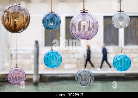 Lampes en verre colorées dans le restaurant Murano Banque D'Images