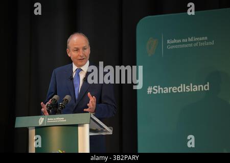 Taoiseach Micheal Martin s'exprimant lors d'une conférence de recherche conjointe à Dublin entre l'ESRI et le Département de l'unité des îles partagées du Taoiseach pour marquer les quatre années du programme de recherche conjoint. Date de la photo : lundi 28 avril 2025. Banque D'Images