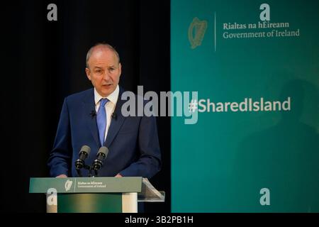 Taoiseach Micheal Martin s'exprimant lors d'une conférence de recherche conjointe à Dublin entre l'ESRI et le Département de l'unité des îles partagées du Taoiseach pour marquer les quatre années du programme de recherche conjoint. Date de la photo : lundi 28 avril 2025. Banque D'Images