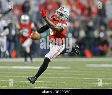 21 novembre 2015 - Columbus, OH, USA - le récepteur Braxton Miller (5) de l'Ohio State Wide ne peut pas venir avec la prise contre Michigan State en première mi-temps le samedi 21 novembre 2015, au Ohio Stadium à Columbus, Ohio. Michigan State a gagné, 17-15. (Crédit image : © Kyle Robertson/TNS via ZUMA Wire) Banque D'Images