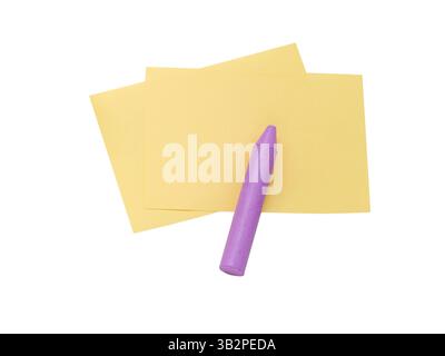 Deux notes adhésives rectangulaires en papier jaune et un crayon à craie violet isolé sur fond blanc. Rappel pour l'avenir. Papeterie de bureau colorée. Banque D'Images