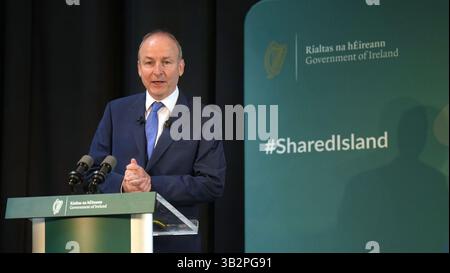 Taoiseach Micheal Martin s'exprimant lors d'une conférence de recherche conjointe à Dublin entre l'ESRI et le Département de l'unité des îles partagées du Taoiseach pour marquer les quatre années du programme de recherche conjoint. Date de la photo : lundi 28 avril 2025. Banque D'Images