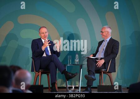 Taoiseach Micheal Martin (à gauche) s'entretenant avec Alan Barrett, directeur de l'Institut de recherche économique et sociale lors d'une conférence de recherche conjointe à Dublin entre l'ESRI et le département de l'unité des îles partagées du Taoiseach pour marquer les quatre années du programme de recherche conjoint. Date de la photo : lundi 28 avril 2025. Banque D'Images