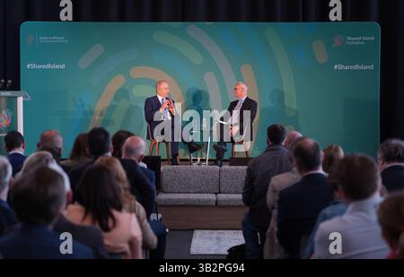 Taoiseach Micheal Martin (à gauche) s'entretenant avec Alan Barrett, directeur de l'Institut de recherche économique et sociale lors d'une conférence de recherche conjointe à Dublin entre l'ESRI et le département de l'unité des îles partagées du Taoiseach pour marquer les quatre années du programme de recherche conjoint. Date de la photo : lundi 28 avril 2025. Banque D'Images