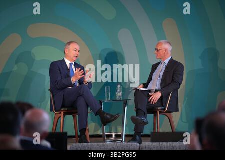 Taoiseach Micheal Martin (à gauche) s'entretenant avec Alan Barrett, directeur de l'Institut de recherche économique et sociale lors d'une conférence de recherche conjointe à Dublin entre l'ESRI et le département de l'unité des îles partagées du Taoiseach pour marquer les quatre années du programme de recherche conjoint. Date de la photo : lundi 28 avril 2025. Banque D'Images
