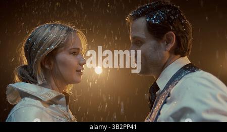 DATE DE SORTIE : 25 décembre 2015.TITLE : Joy. STUDIO : Twentieth Century Fox. RÉALISATEUR : David O. Russell. INTRIGUE : Joy est l'histoire du personnage principal, qui est devenu fondateur et matriarche d'une puissante dynastie d'entreprises familiales..PHOTO : Jennifer Lawrence dans le rôle de Joy, Edgar Ramirez dans le rôle de Tony. (Crédit : © Twentieth Century Fox/Entertainment Pictures) Banque D'Images