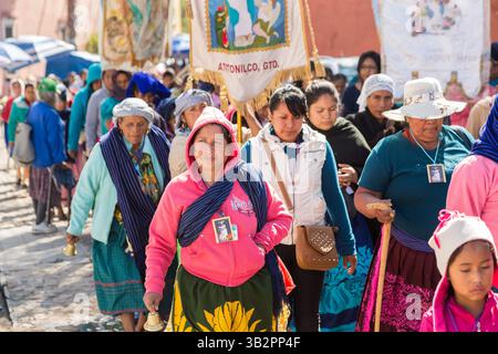 3 janvier 2016 - Atotonilco, Guanajuato, Mexique - les pèlerins indigènes tiennent une procession au Sanctuaire d'Atotonilco, un sanctuaire catholique important à Atotonilco, Mexique. (Crédit image : © Richard Ellis via ZUMA Wire) Banque D'Images