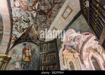 3 janvier 2016 - Atotonilco, Guanajuato, Mexique - intérieur du Sanctuaire d'Atotonilco avec des peintures murales folkloriques mexicaines et baroques peintes sur le plafond et les murs à Atotonilco, Mexique. Les peintures ont été réalisées par Antonio Martinez de Pocasangre et Jose Maria Barajas sur une période de trente ans et est connue sous le nom de Chapelle Sixtine du Mexique. (Crédit image : © Richard Ellis via ZUMA Wire) Banque D'Images