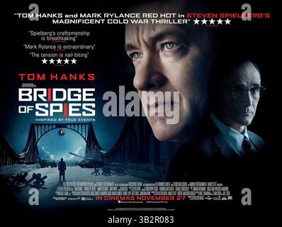 DATE DE SORTIE : octobre 16, 2015TITLE : Bridge of Spies STUDIO : DreamWorks Pictures RÉALISATEUR : Steven Spielberg INTRIGUE : pendant la guerre froide, un avocat américain est recruté pour défendre un espion soviétique arrêté devant un tribunal, puis aider la CIA à faciliter un échange de l'espion pour le pilote d'avion espion U2 américain capturé par les Soviétiques, Francis Gary Poster Art : Tom Hanks (crédit : © DreamWorks Pictures/Entertainment Pictures/ZUMAPRESS.com) Banque D'Images