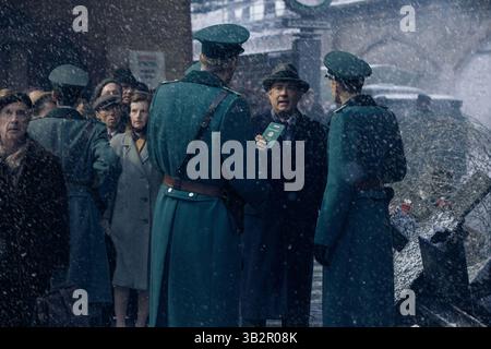 DATE DE SORTIE : octobre 16, 2015TITLE : Bridge of Spies STUDIO : DreamWorks Pictures RÉALISATEUR : Steven Spielberg INTRIGUE : pendant la guerre froide, un avocat américain est recruté pour défendre un espion soviétique arrêté devant un tribunal, puis aider la CIA à faciliter un échange de l'espion pour le pilote d'avion espion U2 américain capturé par les Soviétiques, Francis Gary Powers PHOTO : Tom Hanks comme James B. Donovan (crédit : © DreamWorks Pictures/ZUMAPRESS.com) Banque D'Images