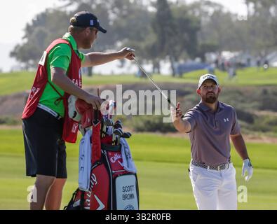 29 janvier 2016 : Scott Brown se voit remettre un coin le long du 4e fairway du North course lors de la deuxième manche du Farmers Insurance Open au Torrey Pines Golf course à San Diego, en Californie. Justin Cooper/CSM(crédit image : © Justin Cooper/CSM via ZUMA Wire) Banque D'Images