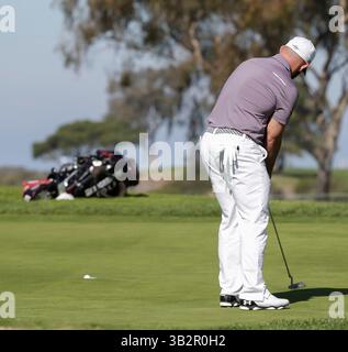 29 janvier 2016 : Scott Brown coule son putt sur le 4e green du North course lors de la deuxième manche de l'Open d'assurance des agriculteurs au Torrey Pines Golf course à San Diego, en Californie. Justin Cooper/CSM(crédit image : © Justin Cooper/CSM via ZUMA Wire) Banque D'Images