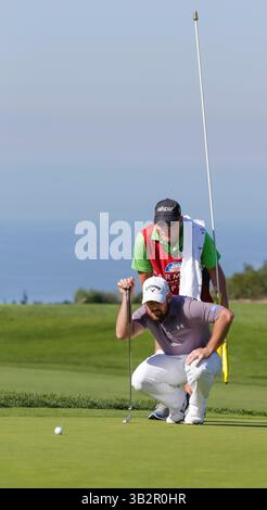 29 janvier 2016 : Scott Brown et son caddie alignent un putt sur le 2e green du North course lors de la deuxième manche du Farmers Insurance Open au Torrey Pines Golf course à San Diego, en Californie. Justin Cooper/CSM(crédit image : © Justin Cooper/CSM via ZUMA Wire) Banque D'Images