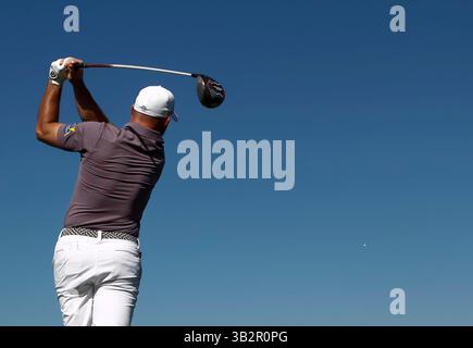 29 janvier 2016 : Scott Brown s'est lancé sur le 4e trou du North course lors de la deuxième manche de l'Open d'assurance des agriculteurs au Torrey Pines Golf course à San Diego, en Californie. Justin Cooper/CSM(crédit image : © Justin Cooper/CSM via ZUMA Wire) Banque D'Images