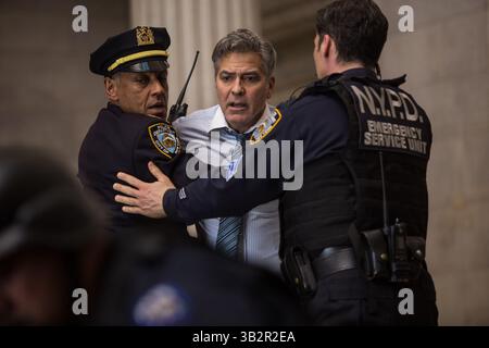 DATE DE SORTIE : 13 mai 2016.TITLE : Monster Money. STUDIO : Sony Pictures. RÉALISATEUR : Jodie Foster. INTRIGUE : dans Monster, thriller tendu et tendu, Lee Gates est une personnalité de la télévision bombardée dont la populaire émission de réseau financier a fait de lui le wiz de l'argent de Wall Street. Mais après qu'il ait fauché une action high-tech qui s'écrase mystérieusement, un investisseur furieux prend Gates, son équipage, et son producteur ACE Patty Fenn en otage en direct sur l'antenne.. PHOTO : GEORGE CLOONEY dans le rôle de Lee Gates. (Crédit : © Sony Pictures/Entertainment Pictures) Banque D'Images